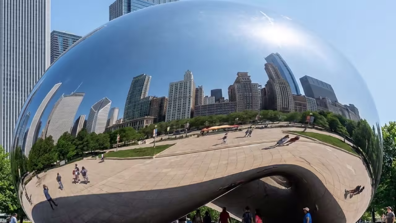 Reflective Cloud Gate sculpture aka The Bean in Chicago Millennium Park